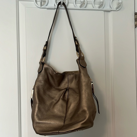 B Makowsky metallic,leather handbag.Goldtone hardware.Gently used - Picture 1 of 5